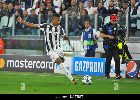 Turin, Italien. 27 Sep, 2017. Alex Sandro (Juventus FC) während der UEFA Champions League zwischen Juventus Turin und Olympiakos Piräus bei Allianz Stadion am 27. September 2017 in Turin, Italien. Quelle: FABIO UDINE/Alamy leben Nachrichten Stockfoto