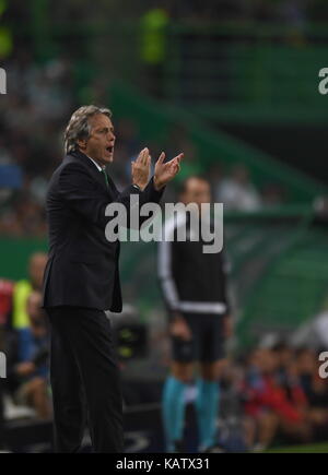 Lissabon, Portugal. 27 Sep, 2017. Die Sportliche Trainer Jorge Jesus (L) Gesten während der UEFA Champions League Gruppe D Match zwischen Sporting CP und FC Barcelona in Lissabon, Portugal, an Sept. 27, 2017. Barcelona gewann 1:0. Credit: Zhang Liyun/Xinhua/Alamy leben Nachrichten Stockfoto