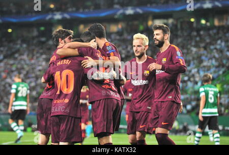 Lissabon, Portugal. 27 Sep, 2017. Barcelonas Spieler feiern Ziel ihrer Teams während der UEFA Champions League Gruppe D Match zwischen Sporting CP und FC Barcelona in Lissabon, Portugal, an Sept. 27, 2017. Barcelona gewann 1:0. Credit: Zhang Liyun/Xinhua/Alamy leben Nachrichten Stockfoto