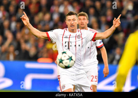 Paris. 27 Sep, 2017. Robert Lewandowski von Bayern München ist während dem Spiel gegen Paris Saint-Germain der Gruppe B der Champions League Saison 2017-18 im Parc des Princes in Paris, Frankreich an Sept. 27, 2017 gesehen. Paris Saint-Germain gewann mit 3-0 zu Hause. Credit: Chen Yichen/Xinhua/Alamy leben Nachrichten Stockfoto