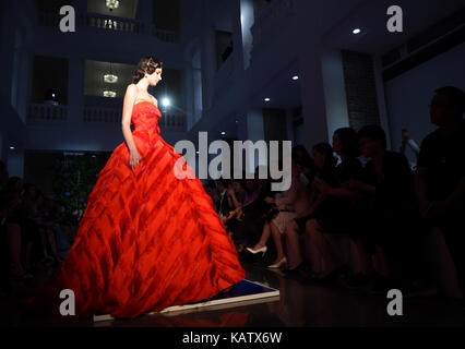 Peking, China. 27 Sep, 2017. Ein model präsentiert eine Kreation während Guo Pei der Haute Couture Fashion Show in Peking, der Hauptstadt von China, Sept. 27, 2017. Credit: xiaoguang Luo/Xinhua/Alamy leben Nachrichten Stockfoto