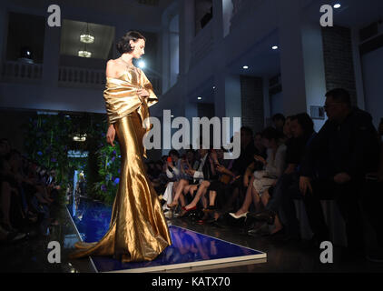 Peking, China. 27 Sep, 2017. Ein model präsentiert eine Kreation während Guo Pei der Haute Couture Fashion Show in Peking, der Hauptstadt von China, Sept. 27, 2017. Credit: xiaoguang Luo/Xinhua/Alamy leben Nachrichten Stockfoto