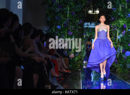 Peking, China. 27 Sep, 2017. Ein model präsentiert eine Kreation während Guo Pei der Haute Couture Fashion Show in Peking, der Hauptstadt von China, Sept. 27, 2017. Credit: xiaoguang Luo/Xinhua/Alamy leben Nachrichten Stockfoto