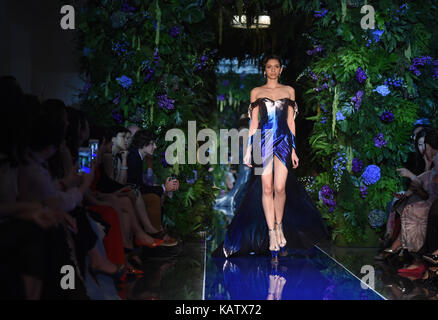 Peking, China. 27 Sep, 2017. Ein model präsentiert eine Kreation während Guo Pei der Haute Couture Fashion Show in Peking, der Hauptstadt von China, Sept. 27, 2017. Credit: xiaoguang Luo/Xinhua/Alamy leben Nachrichten Stockfoto