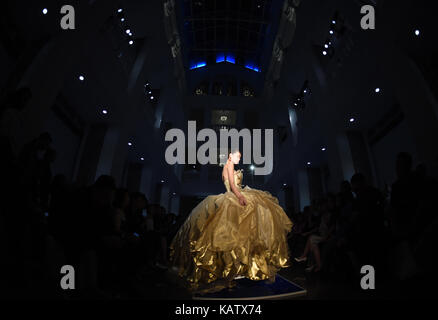 Peking, China. 27 Sep, 2017. Ein model präsentiert eine Kreation während Guo Pei der Haute Couture Fashion Show in Peking, der Hauptstadt von China, Sept. 27, 2017. Credit: xiaoguang Luo/Xinhua/Alamy leben Nachrichten Stockfoto