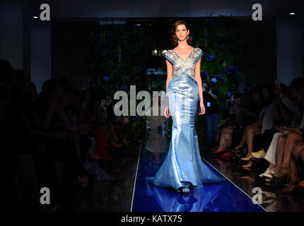 Peking, China. 27 Sep, 2017. Ein model präsentiert eine Kreation während Guo Pei der Haute Couture Fashion Show in Peking, der Hauptstadt von China, Sept. 27, 2017. Credit: xiaoguang Luo/Xinhua/Alamy leben Nachrichten Stockfoto