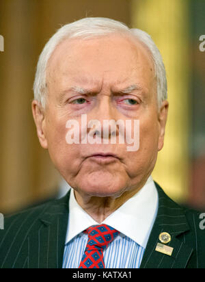 United States Senator Orrin Hatch (Republikanische von Utah), Vorsitzender des Finanzausschusses des US-Senats, macht Bemerkungen als US-Senat und Repräsentantenhaus Republikaner ihr neues Steuerkonzept von US-Präsident Donald J. Trumpf im Kapitol in Washington, DC am Mittwoch, 27. September 2017 gebilligt. Senator Hatch, wie die meisten älteren Senator in der Mehrheitspartei, dient auch als Präsident pro tempore des Senats, eine Position, setzt ihn an dritter Stelle in der Erbfolge an die US-Präsidentschaft. Credit: Ron Sachs/CNP/MediaPunch Stockfoto