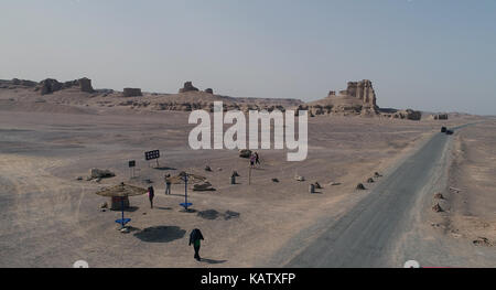 Hami, Lanzhou, China. 28 Sep, 2017. Lanzhou, CHINA, 28. September 2017: (redaktionelle Verwendung. CHINA). Landschaft der Dämon Stadt Hami, Nordwesten Chinas Autonomen Region Xinjiang Uygur. Auf der endlosen Wüste Gobi, gibt es plötzlich erscheinen unzählige kreuz und quer über die Erde Dämme in unterschiedlichen Höhen, wie das alte Burgen. Es wird gesagt, dass Schreien und Schreien hört in der Nacht hörbar, wenn Wilder Wind, der durch die Erde Hügel mit Sand und Steinen. In der Tat, der Dämon Stadt befindet sich in der typischen Yadan Relief (a Wind erosion Physiognomie in trockenen Gebieten gebildet) Bereich, der gebildet wurde, Bec Stockfoto