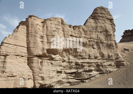 Hami, Lanzhou, China. 28 Sep, 2017. Lanzhou, CHINA, 28. September 2017: (redaktionelle Verwendung. CHINA). Landschaft der Dämon Stadt Hami, Nordwesten Chinas Autonomen Region Xinjiang Uygur. Auf der endlosen Wüste Gobi, gibt es plötzlich erscheinen unzählige kreuz und quer über die Erde Dämme in unterschiedlichen Höhen, wie das alte Burgen. Es wird gesagt, dass Schreien und Schreien hört in der Nacht hörbar, wenn Wilder Wind, der durch die Erde Hügel mit Sand und Steinen. In der Tat, der Dämon Stadt befindet sich in der typischen Yadan Relief (a Wind erosion Physiognomie in trockenen Gebieten gebildet) Bereich, der gebildet wurde, Bec Stockfoto