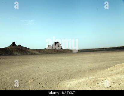 Hami, Lanzhou, China. 28 Sep, 2017. Lanzhou, CHINA, 28. September 2017: (redaktionelle Verwendung. CHINA). Landschaft der Dämon Stadt Hami, Nordwesten Chinas Autonomen Region Xinjiang Uygur. Auf der endlosen Wüste Gobi, gibt es plötzlich erscheinen unzählige kreuz und quer über die Erde Dämme in unterschiedlichen Höhen, wie das alte Burgen. Es wird gesagt, dass Schreien und Schreien hört in der Nacht hörbar, wenn Wilder Wind, der durch die Erde Hügel mit Sand und Steinen. In der Tat, der Dämon Stadt befindet sich in der typischen Yadan Relief (a Wind erosion Physiognomie in trockenen Gebieten gebildet) Bereich, der gebildet wurde, Bec Stockfoto