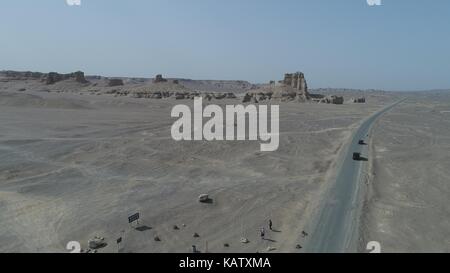 Hami, Lanzhou, China. 28 Sep, 2017. Lanzhou, CHINA, 28. September 2017: (redaktionelle Verwendung. CHINA). Landschaft der Dämon Stadt Hami, Nordwesten Chinas Autonomen Region Xinjiang Uygur. Auf der endlosen Wüste Gobi, gibt es plötzlich erscheinen unzählige kreuz und quer über die Erde Dämme in unterschiedlichen Höhen, wie das alte Burgen. Es wird gesagt, dass Schreien und Schreien hört in der Nacht hörbar, wenn Wilder Wind, der durch die Erde Hügel mit Sand und Steinen. In der Tat, der Dämon Stadt befindet sich in der typischen Yadan Relief (a Wind erosion Physiognomie in trockenen Gebieten gebildet) Bereich, der gebildet wurde, Bec Stockfoto