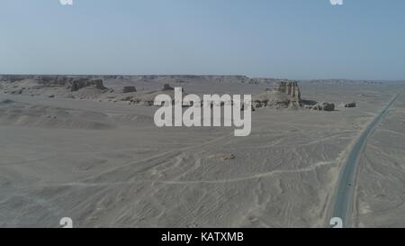 Hami, Lanzhou, China. 28 Sep, 2017. Lanzhou, CHINA, 28. September 2017: (redaktionelle Verwendung. CHINA). Landschaft der Dämon Stadt Hami, Nordwesten Chinas Autonomen Region Xinjiang Uygur. Auf der endlosen Wüste Gobi, gibt es plötzlich erscheinen unzählige kreuz und quer über die Erde Dämme in unterschiedlichen Höhen, wie das alte Burgen. Es wird gesagt, dass Schreien und Schreien hört in der Nacht hörbar, wenn Wilder Wind, der durch die Erde Hügel mit Sand und Steinen. In der Tat, der Dämon Stadt befindet sich in der typischen Yadan Relief (a Wind erosion Physiognomie in trockenen Gebieten gebildet) Bereich, der gebildet wurde, Bec Stockfoto