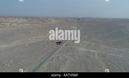 Hami, Lanzhou, China. 28 Sep, 2017. Lanzhou, CHINA, 28. September 2017: (redaktionelle Verwendung. CHINA). Landschaft der Dämon Stadt Hami, Nordwesten Chinas Autonomen Region Xinjiang Uygur. Auf der endlosen Wüste Gobi, gibt es plötzlich erscheinen unzählige kreuz und quer über die Erde Dämme in unterschiedlichen Höhen, wie das alte Burgen. Es wird gesagt, dass Schreien und Schreien hört in der Nacht hörbar, wenn Wilder Wind, der durch die Erde Hügel mit Sand und Steinen. In der Tat, der Dämon Stadt befindet sich in der typischen Yadan Relief (a Wind erosion Physiognomie in trockenen Gebieten gebildet) Bereich, der gebildet wurde, Bec Stockfoto