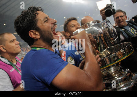 Belo Horizonte, Brasilien. 27 Sep, 2017. Léo do Cruzeiro wirft die Copa do Brasil champion Cup 2017 Governador Magalhães Pinto Stadium, das MINEIRÃO, in Belo Horizonte, am Mittwoch, 27. Credit: Brasilien Foto Presse/Alamy leben Nachrichten Stockfoto