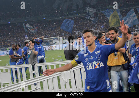 Belo Horizonte, Brasilien. 27 Sep, 2017. Henrique do Cruzeiro comemoram o Título de campeão da Copa do Brasil 2017, keine Estádio Governador Magalhães Pinto, o Mineirão, em Belo Horizonte, nesta Quarta-Feira, 27. Credit: Brasilien Foto Presse/Alamy leben Nachrichten Stockfoto