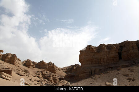 Hami, Lanzhou, China. 28 Sep, 2017. Lanzhou, CHINA, 28. September 2017: (redaktionelle Verwendung. CHINA). Landschaft der Dämon Stadt Hami, Nordwesten Chinas Autonomen Region Xinjiang Uygur. Auf der endlosen Wüste Gobi, gibt es plötzlich erscheinen unzählige kreuz und quer über die Erde Dämme in unterschiedlichen Höhen, wie das alte Burgen. Es wird gesagt, dass Schreien und Schreien hört in der Nacht hörbar, wenn Wilder Wind, der durch die Erde Hügel mit Sand und Steinen. In der Tat, der Dämon Stadt befindet sich in der typischen Yadan Relief (a Wind erosion Physiognomie in trockenen Gebieten gebildet) Bereich, der gebildet wurde, Bec Stockfoto