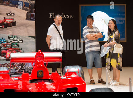 Hong Kong, Hong Kong, China. 28 Sep, 2017. HONG KONG, Hong Kong SAR, China. 28. September 2017. Sotheby's Michael Schumacher Formel 1 Ferrari zum Verkauf anzubieten. Sotheby's zeigt die 2001 Ferrari F Auto 2001 in Hongkong vor der Auktion in der zeitgenössischen Kunst Abend am 16. November in New York. Der Ferrari F 2001, Fg.-Nr. 211 ist ein bedeutender moderner Formel 1 Rennwagen und gehört zu den wichtigsten und wertvollsten Autos in keiner Sammlung weltweit. Die F 2001 wird voraussichtlich deutlich mehr als US$ 4 m zu holen. © jayne Russell/Alamy Stock Foto (Bild: © Stockfoto