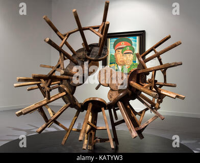 Hong Kong, Hong Kong, China. 28 Sep, 2017. HONG KONG, Hong Kong SAR, China. 28. September 2017. Sotheby's Herbst Hong Kong Vertrieb. Lui Wei der Revolutionäre Familie Serie Malerei an der Wand hängt hinter Ai Weiweis Skulptur, Trauben-25 Hocker aus der Qing-Dynastie. © jayne Russell/Alamy Stock Photo Credit: Jayne Russell/ZUMA Draht/Alamy leben Nachrichten Stockfoto