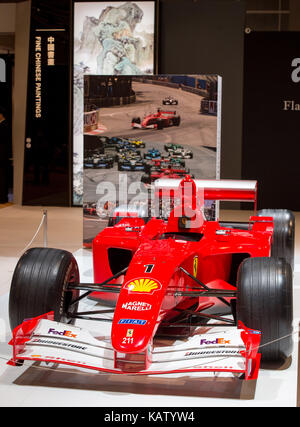 Hong Kong, Hong Kong, China. 28 Sep, 2017. HONG KONG, Hong Kong SAR, China. 28. September 2017. Sotheby's Michael Schumacher Formel 1 Ferrari zum Verkauf anzubieten. Sotheby's zeigt die 2001 Ferrari F Auto 2001 in Hongkong vor der Auktion in der zeitgenössischen Kunst Abend am 16. November in New York. Der Ferrari F 2001, Fg.-Nr. 211 ist ein bedeutender moderner Formel 1 Rennwagen und gehört zu den wichtigsten und wertvollsten Autos in keiner Sammlung weltweit. Die F 2001 wird voraussichtlich deutlich mehr als US$ 4 m zu holen. © jayne Russell/Alamy Stock Foto (Bild: © Stockfoto