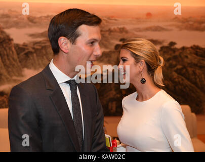 Washington, USA. 27 Sep, 2017. Tag Empfang durch die chinesische Botschaft in Washington statt. 27 Sep, 2017. Ivanka Trump (R) und ihr Ehemann Jared Kushner, Weißes Haus leitender Berater nehmen an der Nationalen Tag Empfang durch die chinesische Botschaft in Washington, DC, Sept. 27, 2017 statt. Credit: Yin Bogu/Xinhua/Alamy leben Nachrichten Stockfoto