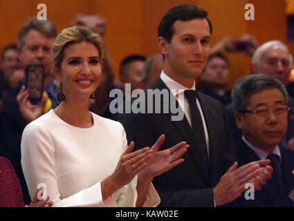 Washington, USA. 27 Sep, 2017. Tag Empfang durch die chinesische Botschaft in Washington statt. 27 Sep, 2017. Ivanka Trump (L) und ihr Ehemann Jared Kushner, Weißes Haus leitender Berater nehmen an der Nationalen Tag Empfang durch die chinesische Botschaft in Washington, DC, Sept. 27, 2017 statt. Credit: Yin Bogu/Xinhua/Alamy leben Nachrichten Stockfoto