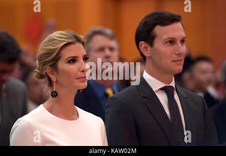 Washington, USA. 27 Sep, 2017. Tag Empfang durch die chinesische Botschaft in Washington statt. 27 Sep, 2017. Ivanka Trump (L) und ihr Ehemann Jared Kushner, Weißes Haus leitender Berater nehmen an der Nationalen Tag Empfang durch die chinesische Botschaft in Washington, DC, Sept. 27, 2017 statt. Credit: Yin Bogu/Xinhua/Alamy leben Nachrichten Stockfoto