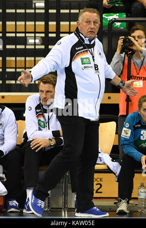 Oldenburg, Deutschland. 27 Sep, 2017. Deutschland Trainer Michael Biegler Gesten am Rande während der Europäischen Women's Championship Qualifier handball Match zwischen Deutschland und Litauen an der EWE-Arena in Oldenburg, Deutschland, 27. September 2017. Quelle: Carmen Jaspersen/dpa/Alamy leben Nachrichten Stockfoto