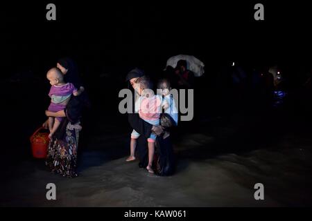 Cox's Bazar, Bangladesch. 28 Sep, 2017. In einer dunklen Nacht Myanmars Minderheit Rohingya muslimische Flüchtlinge aus ein Boot am Ufer des NAF-Fluss in Shah Porir Tief, in Teknaf, Cox's Bazar, Bangladesh, 28. September 2017 13.00. Credit: SK Hasan Ali/Alamy leben Nachrichten Stockfoto