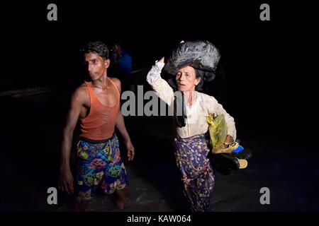 Cox's Bazar, Bangladesch. 28 Sep, 2017. In einer dunklen Nacht Myanmars Minderheit Rohingya muslimische Flüchtlinge aus ein Boot am Ufer des NAF-Fluss in Shah Porir Tief, in Teknaf, Cox's Bazar, Bangladesh, 28. September 2017 13.00. Credit: SK Hasan Ali/Alamy leben Nachrichten Stockfoto