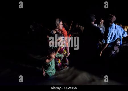 Cox's Bazar, Bangladesch. 28 Sep, 2017. In einer dunklen Nacht Myanmars Minderheit Rohingya muslimische Flüchtlinge aus ein Boot am Ufer des NAF-Fluss in Shah Porir Tief, in Teknaf, Cox's Bazar, Bangladesh, 28. September 2017 13.00. Credit: SK Hasan Ali/Alamy leben Nachrichten Stockfoto