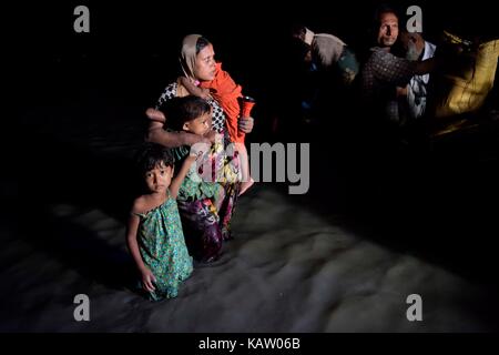 Cox's Bazar, Bangladesch. 28 Sep, 2017. In einer dunklen Nacht Myanmars Minderheit Rohingya muslimische Flüchtlinge aus ein Boot am Ufer des NAF-Fluss in Shah Porir Tief, in Teknaf, Cox's Bazar, Bangladesh, 28. September 2017 13.00. Credit: SK Hasan Ali/Alamy leben Nachrichten Stockfoto