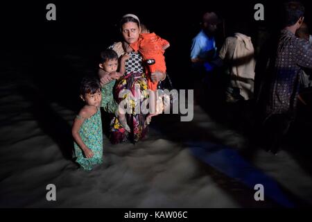 Cox's Bazar, Bangladesch. 28 Sep, 2017. In einer dunklen Nacht Myanmars Minderheit Rohingya muslimische Flüchtlinge aus ein Boot am Ufer des NAF-Fluss in Shah Porir Tief, in Teknaf, Cox's Bazar, Bangladesh, 28. September 2017 13.00. Credit: SK Hasan Ali/Alamy leben Nachrichten Stockfoto