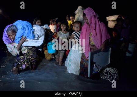 Cox's Bazar, Bangladesch. 28 Sep, 2017. In einer dunklen Nacht Myanmars Minderheit Rohingya muslimische Flüchtlinge aus ein Boot am Ufer des NAF-Fluss in Shah Porir Tief, in Teknaf, Cox's Bazar, Bangladesh, 28. September 2017 13.00. Credit: SK Hasan Ali/Alamy leben Nachrichten Stockfoto