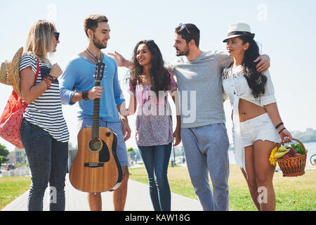 Porträt einer Gruppe von Freunden am Strand zu gehen. Gemischte Gruppe von Freunden zu Fuß am Strand im Sommer Tag Stockfoto