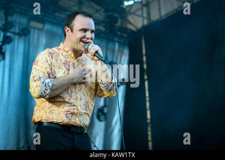 Die amerikanische Synthpop-Band Future Islands gibt ein Live-Konzert beim norwegischen Musikfestival Øyafestivalen 2015 in Oslo. Hier ist Sänger Samuel T. Herring live auf der Bühne zu sehen. Norwegen, 14/08 2015. Stockfoto