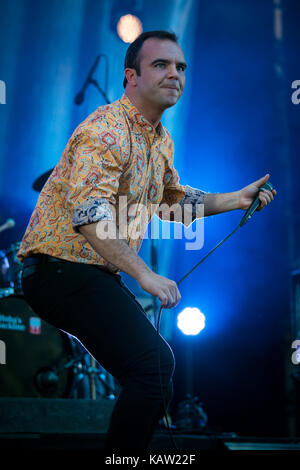 Die amerikanische Synthpop-Band Future Islands gibt ein Live-Konzert beim norwegischen Musikfestival Øyafestivalen 2015 in Oslo. Hier ist Sänger Samuel T. Herring live auf der Bühne zu sehen. Norwegen, 14/08 2015. Stockfoto