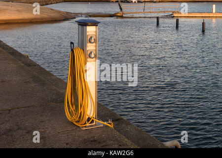 Basis für die Wasser- und Stromversorgung für Yachten und Boote, auf dem Dock befindet. Stockfoto