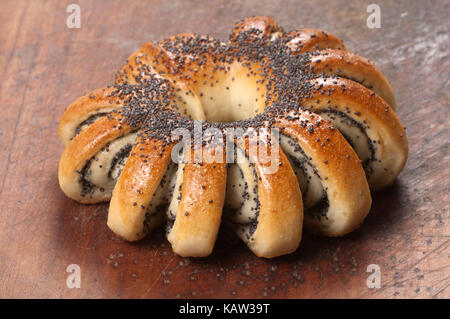Hausgemachten Dessert - süße Brötchen mit poppyseeds befüllen Stockfoto