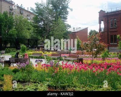 Der Innenhof, die in den administrativen Teil der Moskauer Zoo. Im Sommer ist es sehr schön ist und viele Farben. Stockfoto