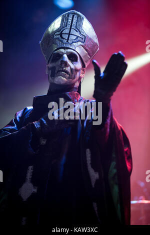 Die schwedische Heavy Metal Band Ghost stammt aus Linköping. Der Band Sänger Papa Emeritus II trägt skull Make-up und ist als Römisch-katholische Papst gekleidet und ist hier abgebildet auf einem Live-konzert an der USF Verftet in Bergen. Norwegen, 30/11 2013. Stockfoto