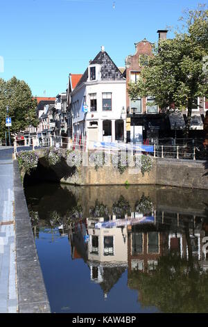 Historische Nieuwestad Kanal im Zentrum von Leeuwarden, Friesland, Niederlande. Stockfoto