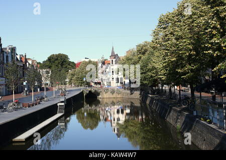 Von Bäumen gesäumten historischen Nieuwestad Kanal im Zentrum von Leeuwarden, Friesland, Niederlande. Stockfoto
