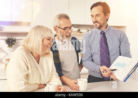 Professioanl real estate agent mit rentnerehepaar Stockfoto