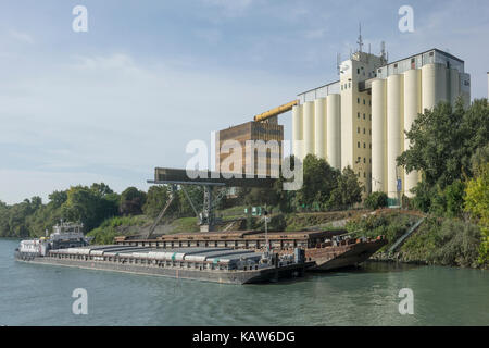 Ungarn, Mohacs, Donau Landwirtschaft Silos Stockfoto