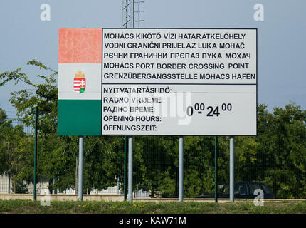 Ungarn, Mohacs, Donau Grenzübergangsstelle, Zeichen in verschiedenen Sprachen Stockfoto