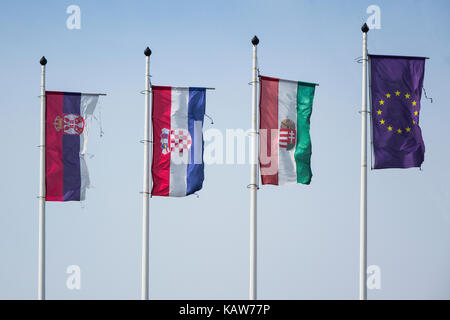 Ungarn, Mohacs, Donau Grenzübergangsstelle, Fahnen der verschiedenen Länder Stockfoto