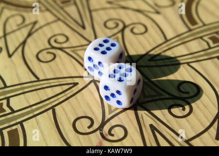 Für Backgammon Würfel auf dem Spielbrett. 6:6! Großartig! Erfolg! Stockfoto