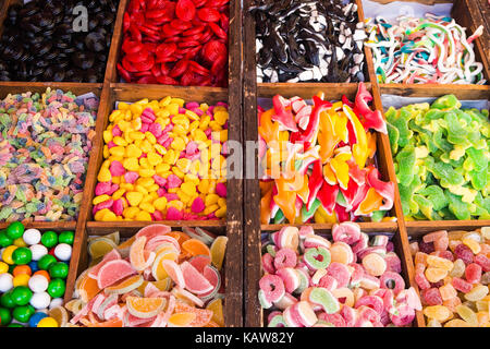 Viele bunte Bonbons auf dem Markt stehen Stockfoto