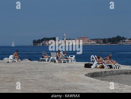 Touristen entspannen im Liegestuhl, Lanterna, Novigrad, Kroatien. Stockfoto