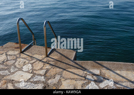 Geländer in Ozean, Lanterna, Novigrad, Kroatien. Stockfoto